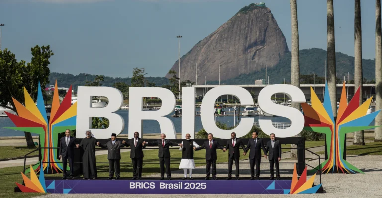 Global map highlighting BRICS and G7 nations – BRICS vs G7 comparison shows shifting economic power to the Global South.