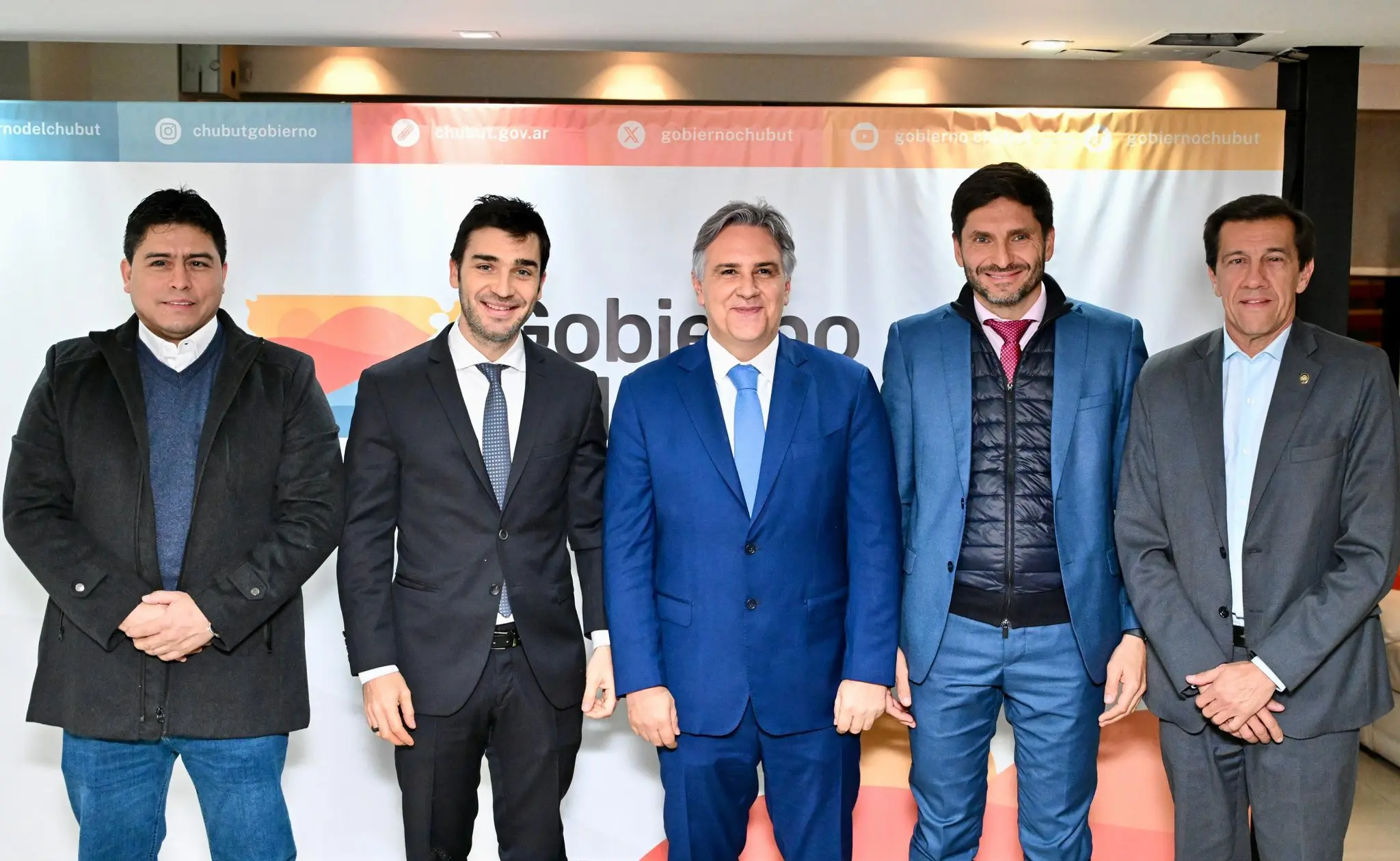 Argentinian governors Ignacio Torres (Chubut), Maximiliano Pullaro (Santa Fe), Martín Llaryora (Córdoba), Carlos Sadir (Jujuy) and Claudio Vidal (Santa Cruz). Photo: X/ @NachoTorresCH