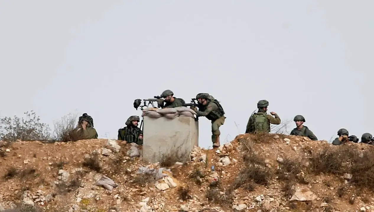 Israeli soldiers keep watch from the distance on Palestinians during clashes at the northern entrance of the West Bank city of Ramallah on 20 October 2023. (Archive). Photo: EFE.
