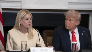 (FILE). The U.S. Attorney General, Pam Bondi (left), speaking during a roundtable organized by the President of the United States, Donald Trump (right). Photo: EFE.