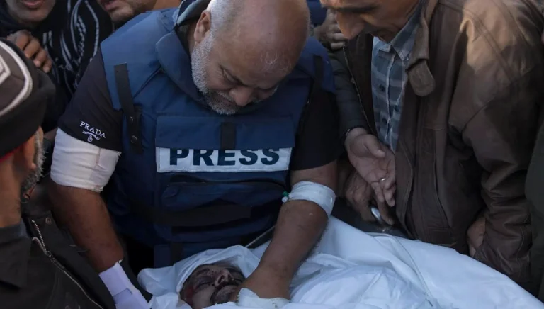 (FILE) Press crew next to the wrapped body of a Palestinian journalist killed during Israeli air strikes in the southern Gaza Strip on December 16th, 2023. Photo: EFE.