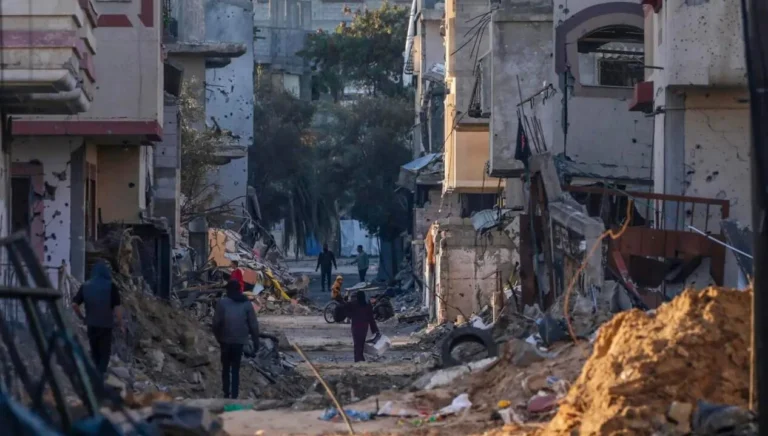 (FILE) Palestinians walk among the rubble of destroyed houses in Gaza following Israeli air strikes. Photo: EFE.