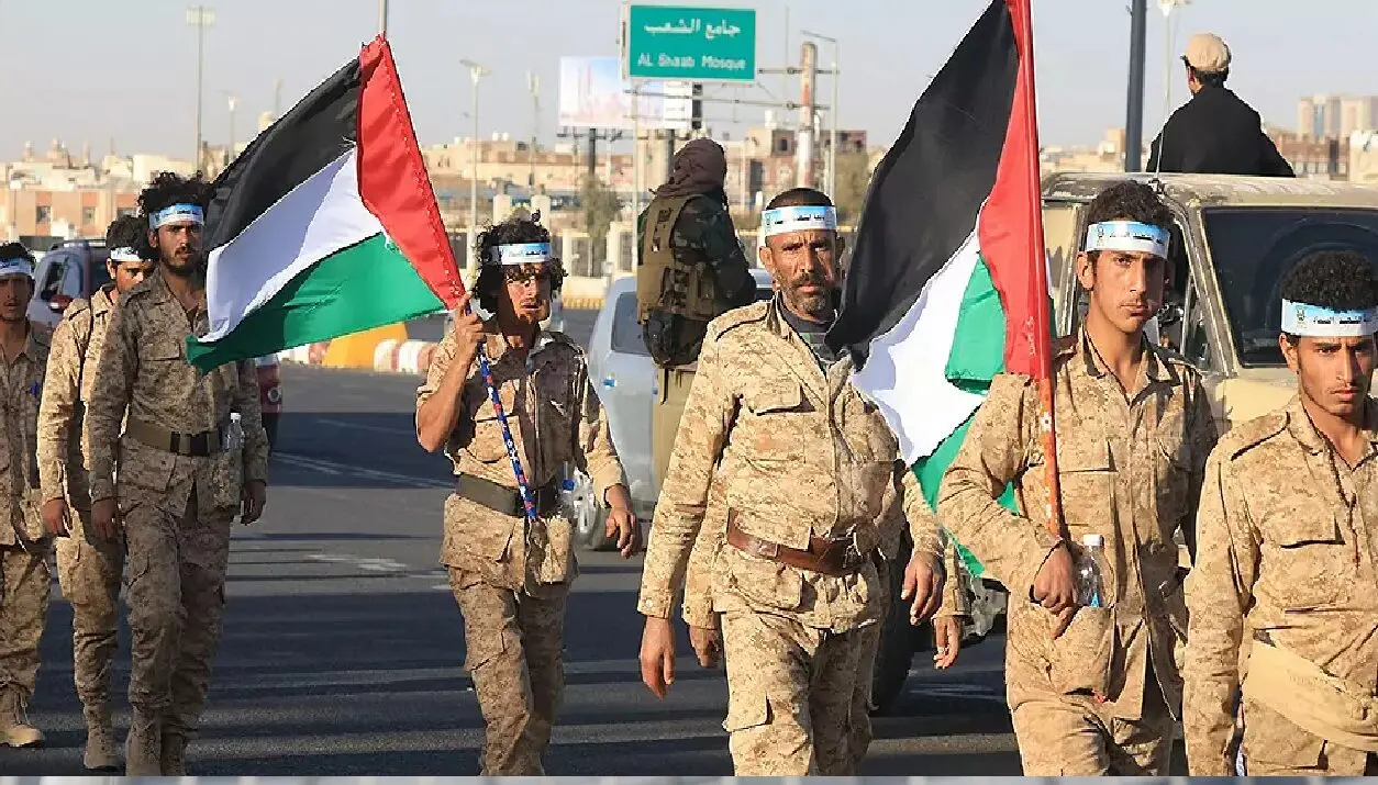 (FILE). Soldiers carrying Palestinian flags. Photo: EFE.