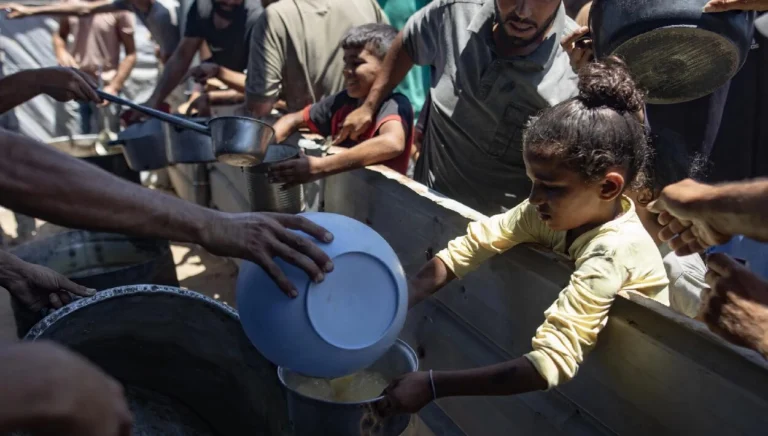 (FILE). Displaced Palestinians gather outside a charity kitchen to receive limited food rations in Gaza City, July 19, 2025. Photo: EFE.