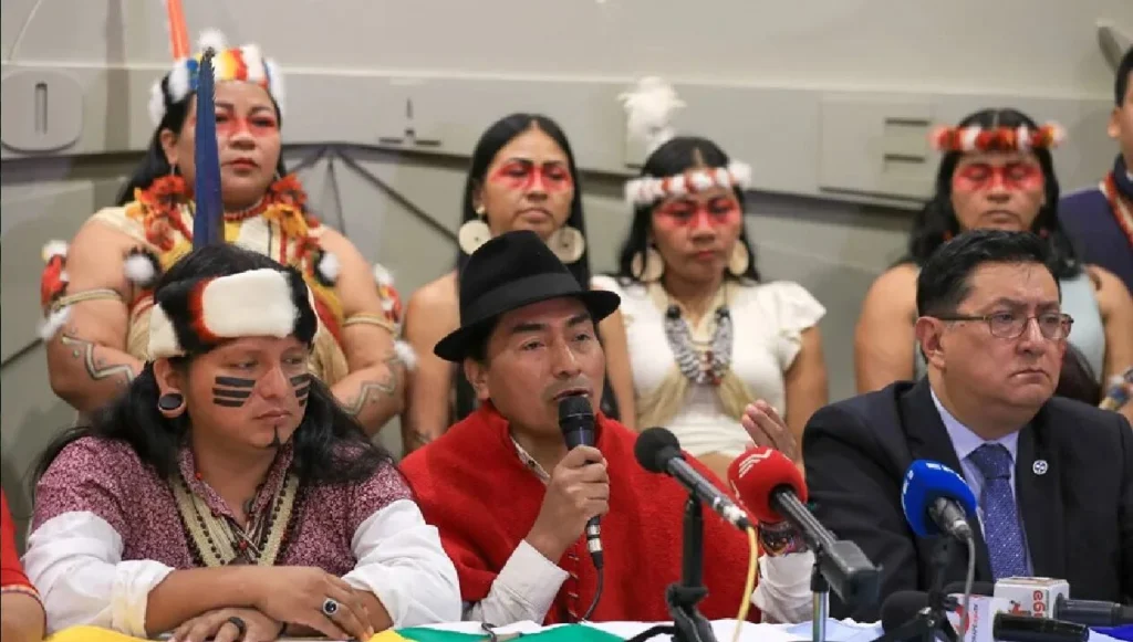 President of the Confederation of Indigenous Nationalities of Ecuador (Conaie), Leonidas Iza (center), accompanied by indigenous people belonging to the Waorani Amerindian group, in Quito. (Archive). Photo: EFE.