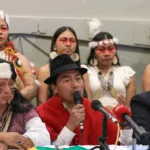 President of the Confederation of Indigenous Nationalities of Ecuador (Conaie), Leonidas Iza (center), accompanied by indigenous people belonging to the Waorani Amerindian group, in Quito. (Archive). Photo: EFE.