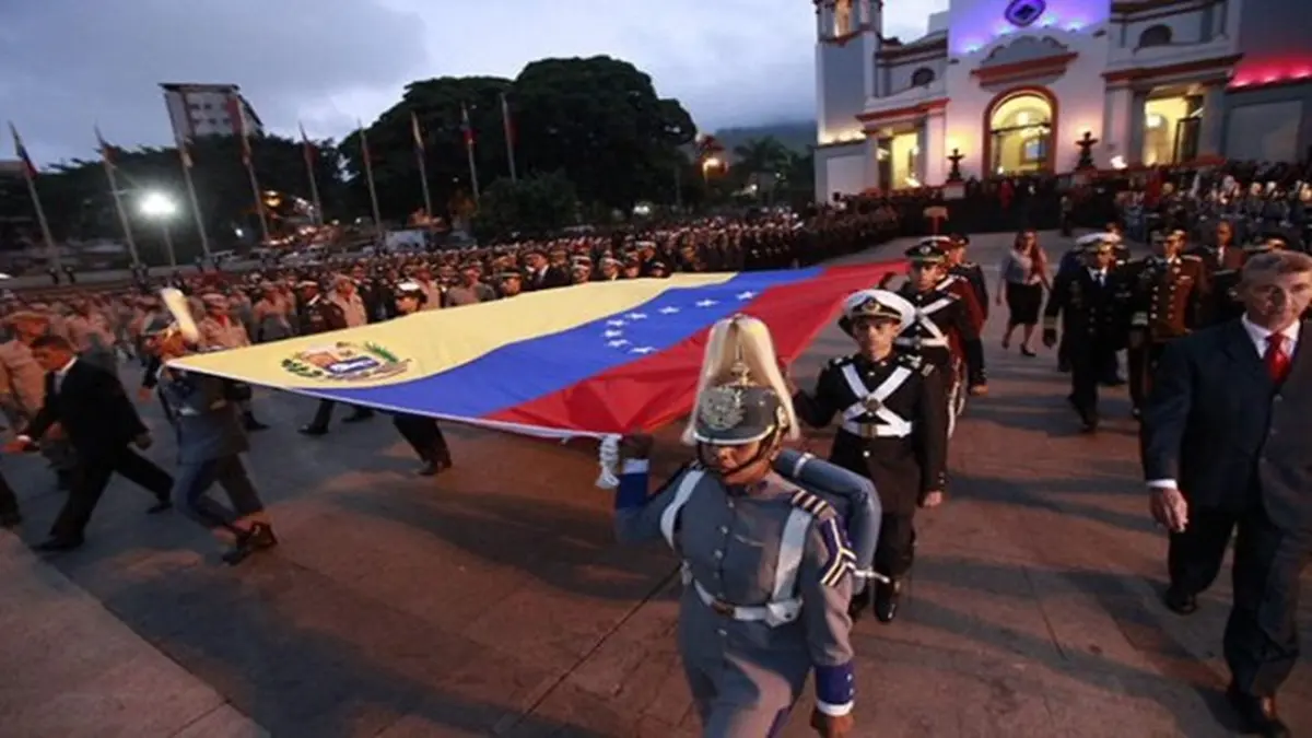 Los venezolanos celebran el aniversario de salida de Bolívar y la batalla naval Bicentennial