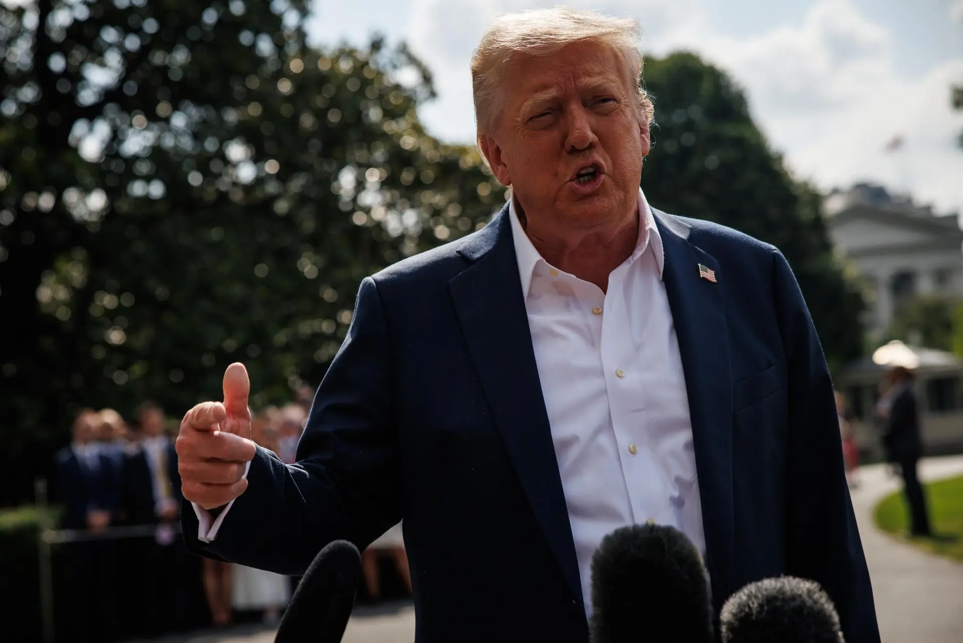 Trump 30% tariffs threaten EU and Mexico trade relations amid rising economic tensions.