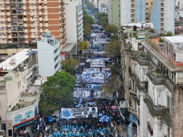 Nationwide strikes and marches challenge Milei’s cuts to healthcare and pensions in Argentina.Photo:EFE.