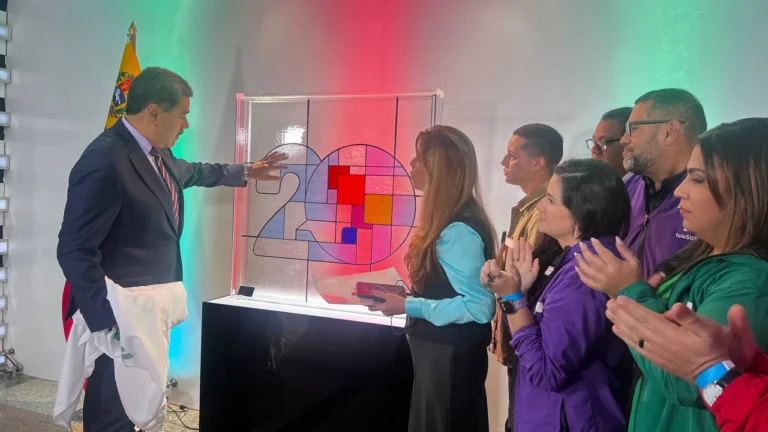 President Maduro presents commemorative stained glass for telesur’s 20th anniversary, created by Vitria Cuba workshop. Photo: teleSUR.