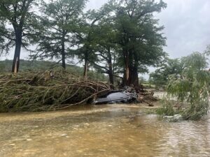 Devastating Texas flash floods leave over 100 dead and many missing.Photo:EFE.