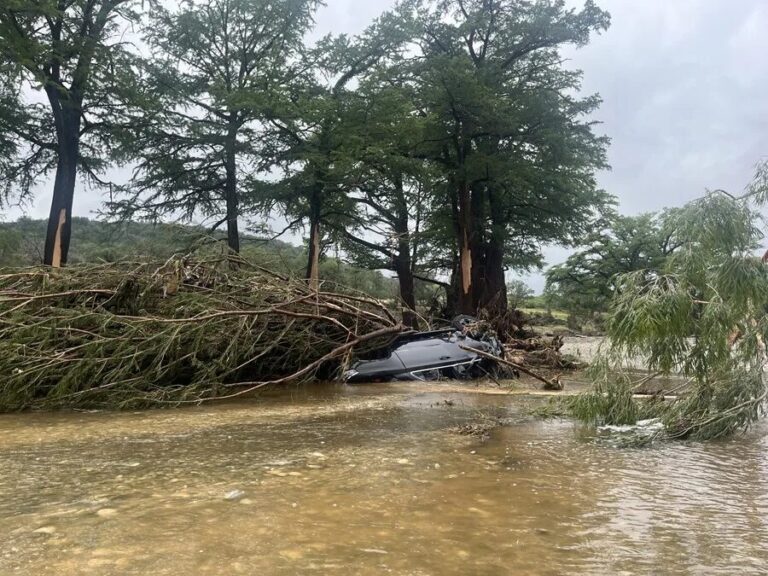 Devastating Texas flash floods leave over 100 dead and many missing.Photo:EFE.