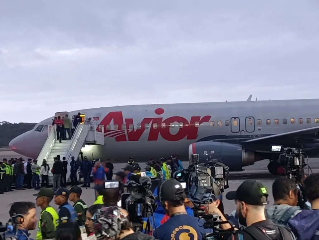 252 Venezuelans freed from El Salvador’s notorious CECOT prison return home in diplomatic victory.Photo:TeleSUR.