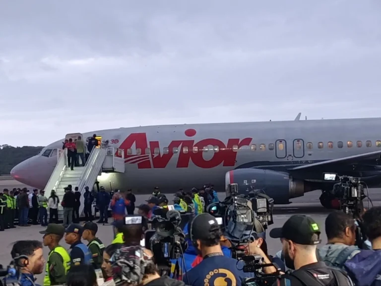 252 Venezuelans freed from El Salvador’s notorious CECOT prison return home in diplomatic victory.Photo:TeleSUR.