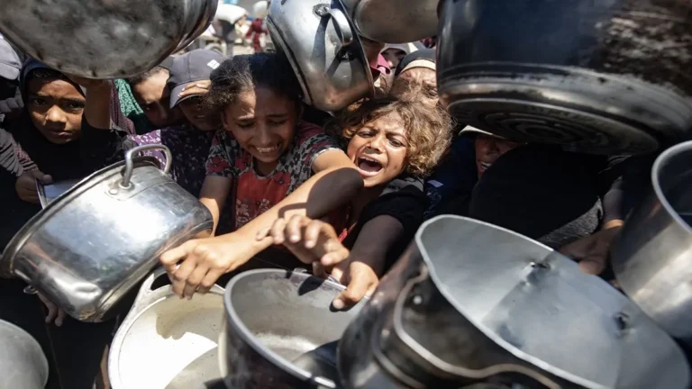 (FILE). Hungry Gazan kids waiting for food. Photo: EFE.