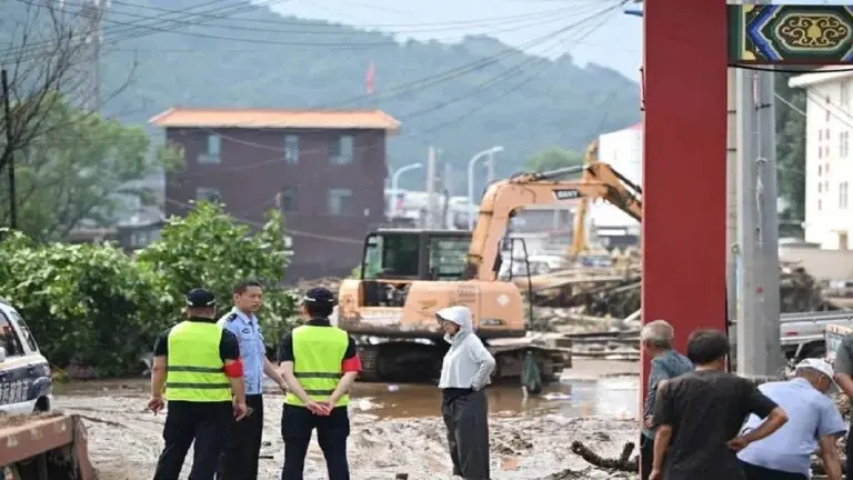 Beijing floods claim 44 lives as rescue efforts continue amid severe damage. Photo: EFE.