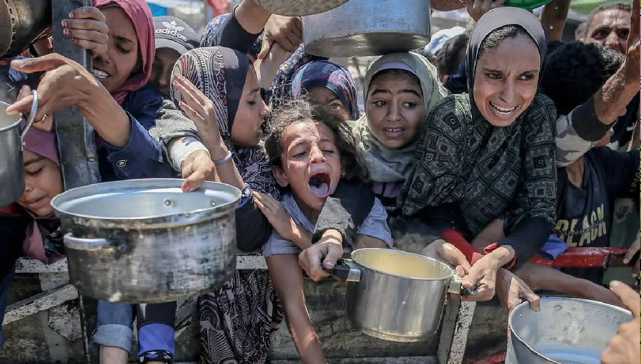 Gazans starving, waiting for aid. Photo: Quds News Network.