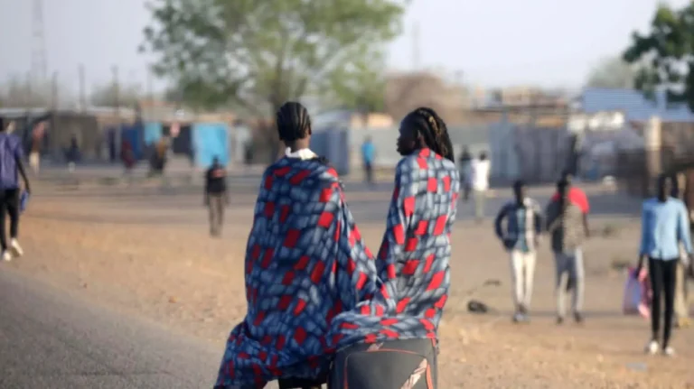 (FILE). Civilians who have fled the fighting in Sudan walk toward the refugee transit center in the city of Renk, in the Upper Nile state of South Sudan. Photo. EFE.