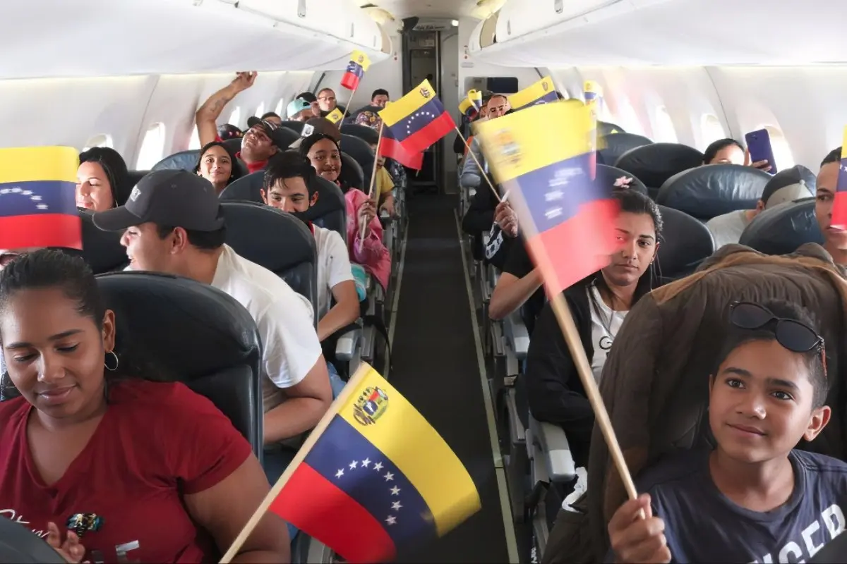 More than 300 Venezuelans return home from the US