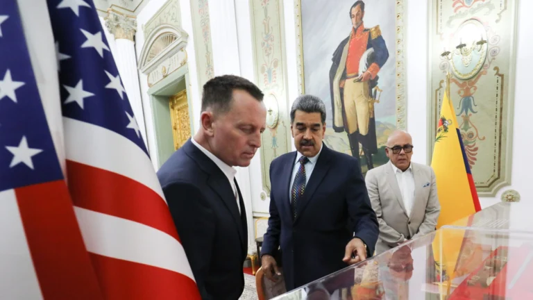 (FILE) U.S. Special Envoy Richard Grenell (L), Venezuelan President Nicolas Maduro (M), and President of the National Assembly Jorge Rodriguez (R). Photo: Presidential Press.