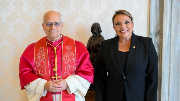 Pope Leon XIV and President of Honduras Xiomara Castro. Photo: X/ @XiomaraCastroZ