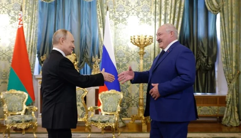 (FILE) Russian President Vladimir Putin and Belarus' President Alexander Lukashenko. Photo: EFE.