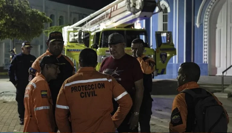 Civil Protection and Firefighters respond at Santa Barbara Church in Maracaibo (Venezuela), which was affected by an earthquake. Photo: EFE.