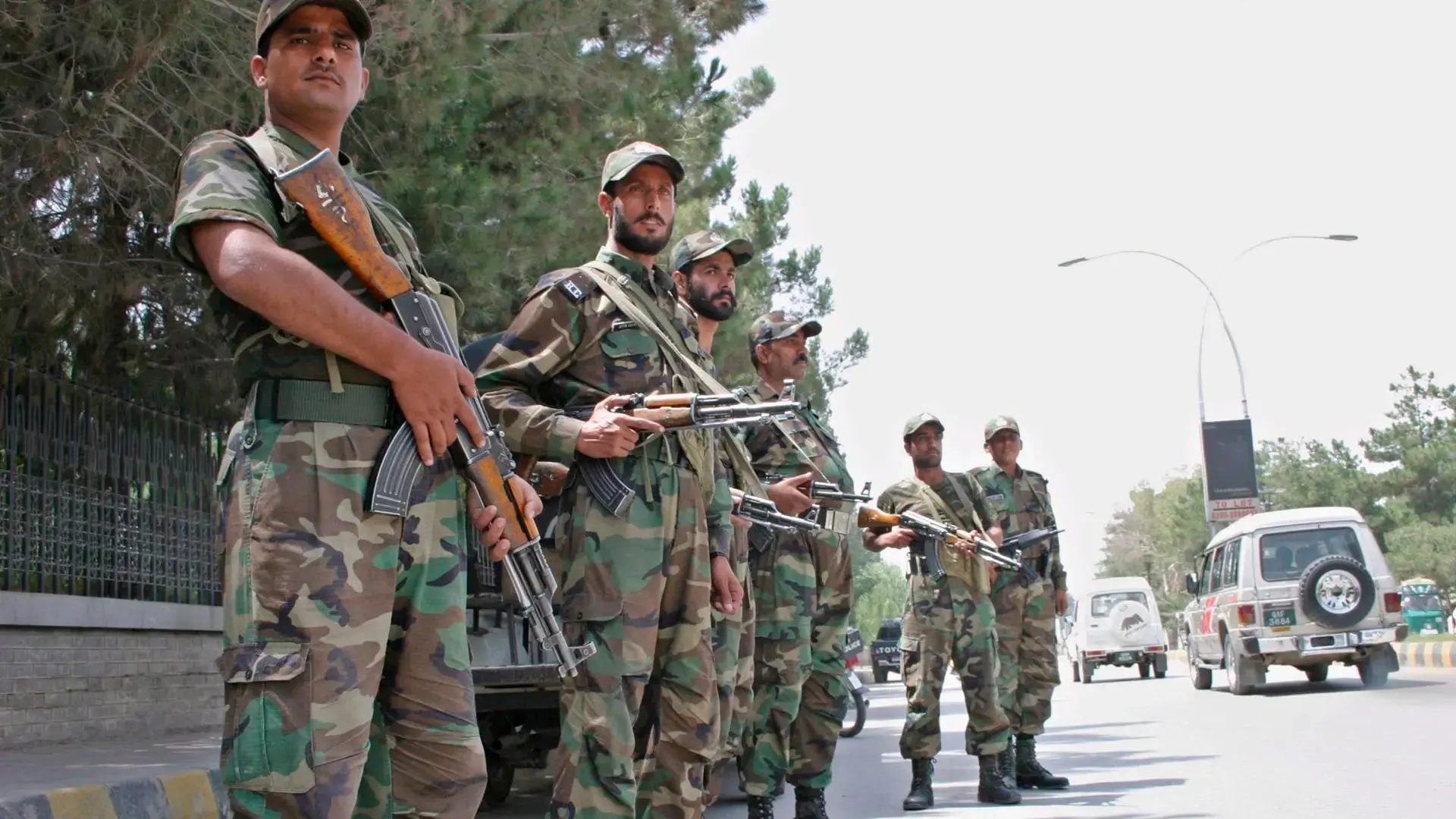 (FILE) Pakistani paramilitary troopers stand guard at a checkpoint in Quetta, Balochistan. Photo: EFE.