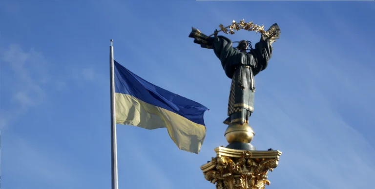 (FILE) A national flag waves in front of the Independence monument in the central square of Kiev, Ukraine, 26 February 2022. Photo: EFE.