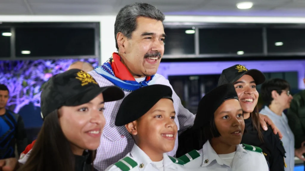 (FILE) Venezuelan President Nicolás Maduro met Wednesday with students from the Ezequiel Zamora Military High School. Photo: Presidential Press.