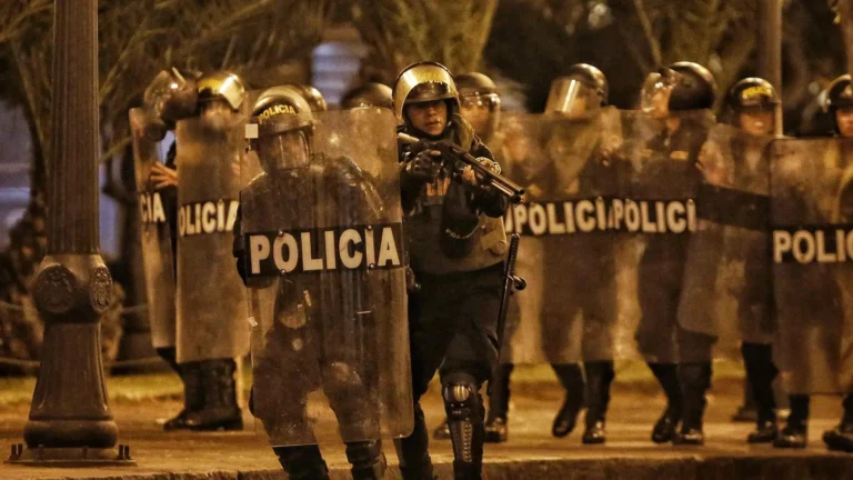 (FILE) Police officers during protests in Peru. Photo: EFE.