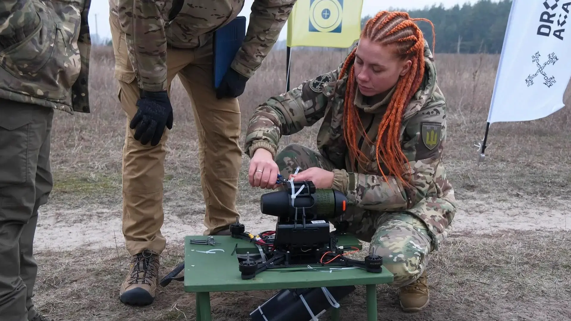 (FILE) A Ukrainian soldier tests a fiber-optic-controlled drone designed for the Ukrainian Armed Forces, near Kiev. Photo: EFE.
