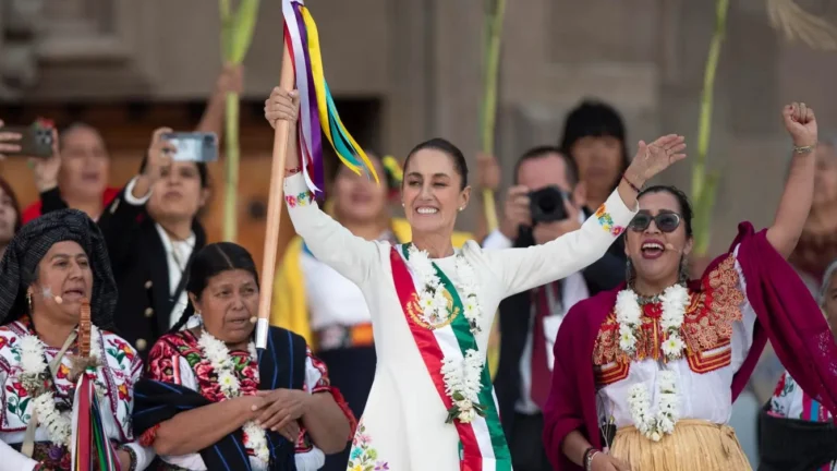 (Archivo) La presidenta mexicana Claudia Sheinbaum que participa en la ceremonia para presentar el testigo de mando a los representantes de los pueblos indígenas, en la Ciudad de México. Foto: Efe.