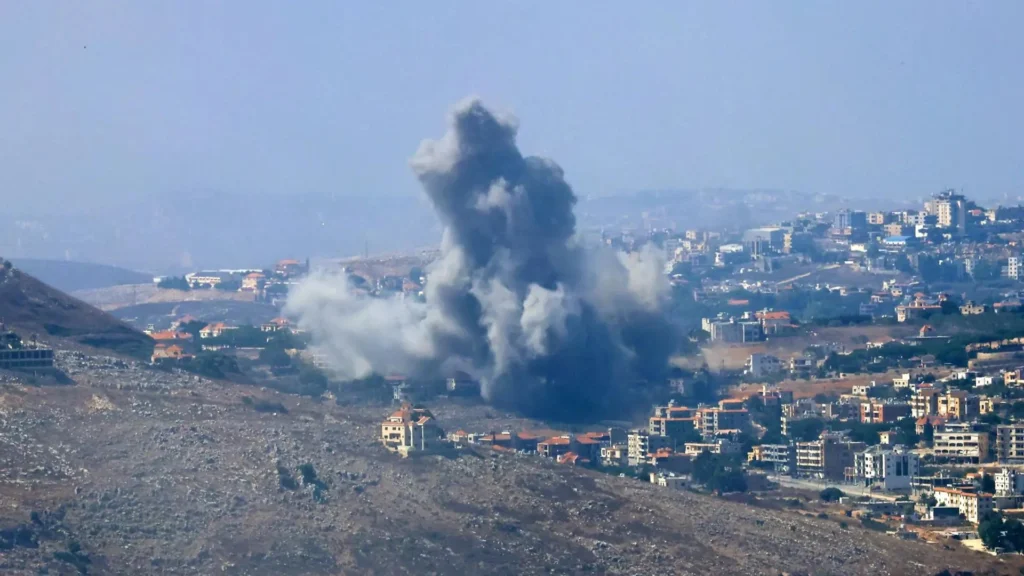 (FILE) Smoke billows from the site of an Israeli airstrike that targeted southern Lebanese villages, as seen from Marjaayoun, southern Lebanon, 25 September 2024. Photo: EFE.