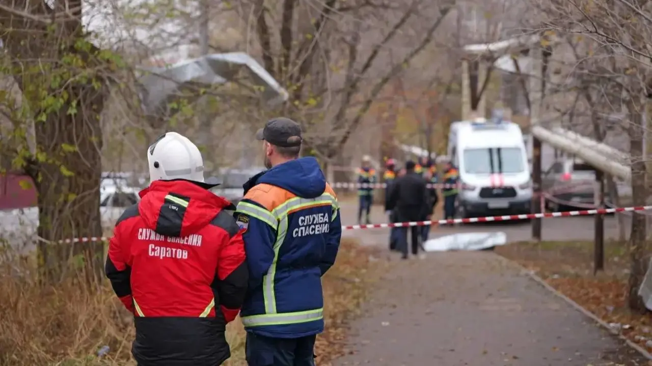 As a result of the UAV attack, windows were broken in several houses in the Zavodskoy district. Photo: tg/ Saratov Governor Roman Busargin.