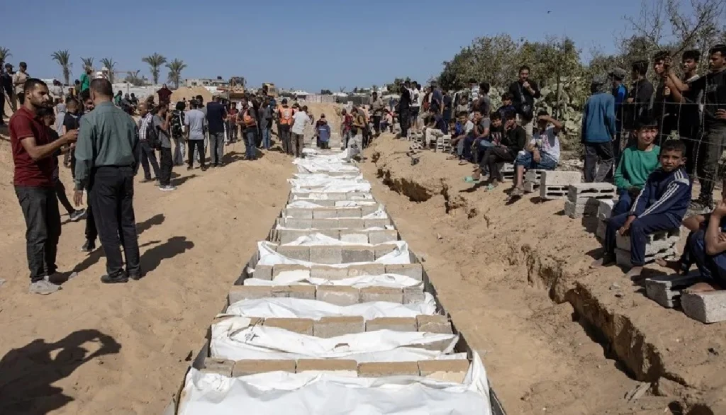 The remains of unidentified Palestinians returned by Israel were laid to rest in a mass grave in Deir al-Balah, central Gaza, on October 22, 2025. The repatriation of deceased Palestinian prisoners is part of a ceasefire agreement between Israel and Hamas that took effect on October 10. Photo: EFE.