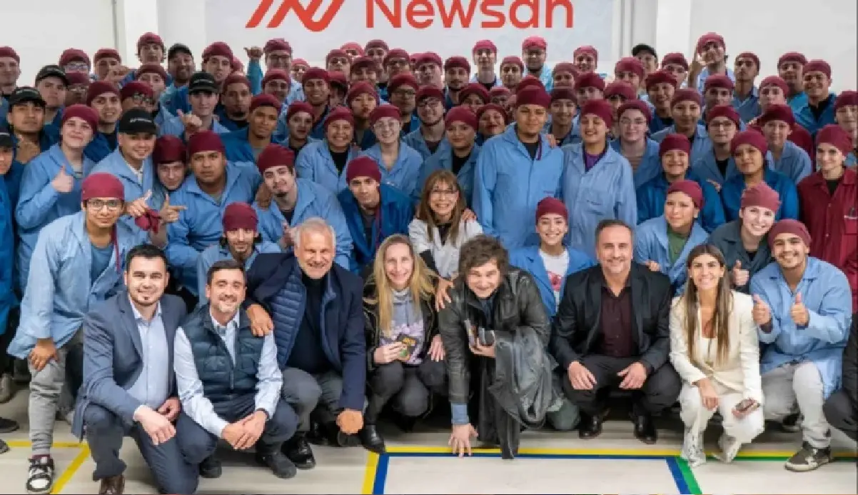 Argentinian President Javier Milei visiting Newsan workers. Photo: Diagonales.