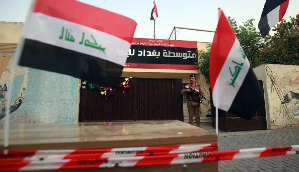 An Iraqi police officer stands guard at the entrance of a polling station during early voting for the elections in Baghdad. Photo: EFE.