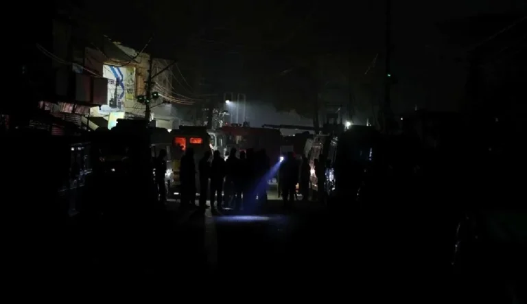 Indian security forces stand near the Nowgam police station after an explosion in Srinagar. Photo: EFE.