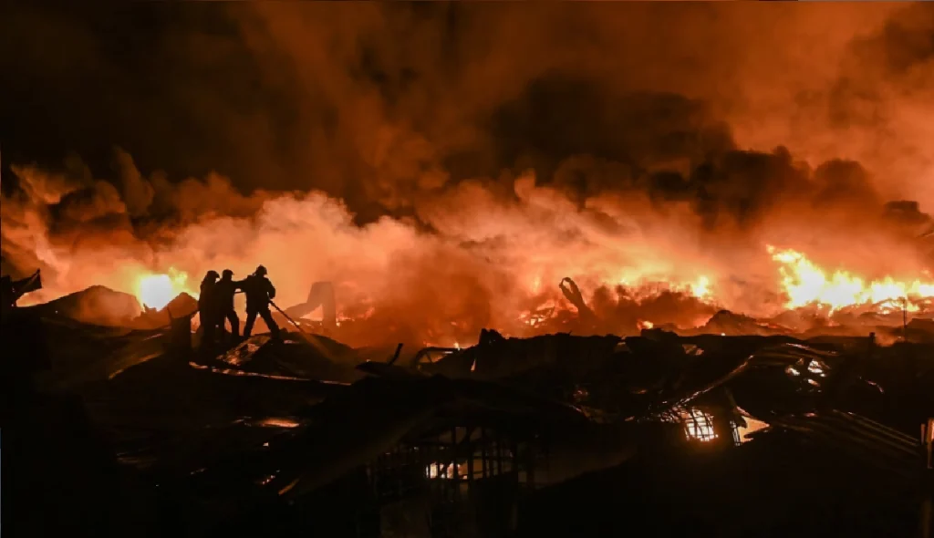 Crews were still working to extinguish the fire. Photo: EFE.