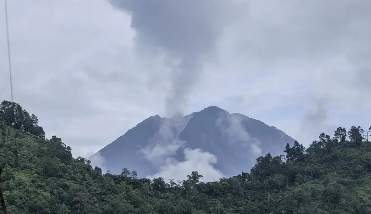 Indonesian Authorities Evacuate Hundreds Following Semeru Volcano Eruption