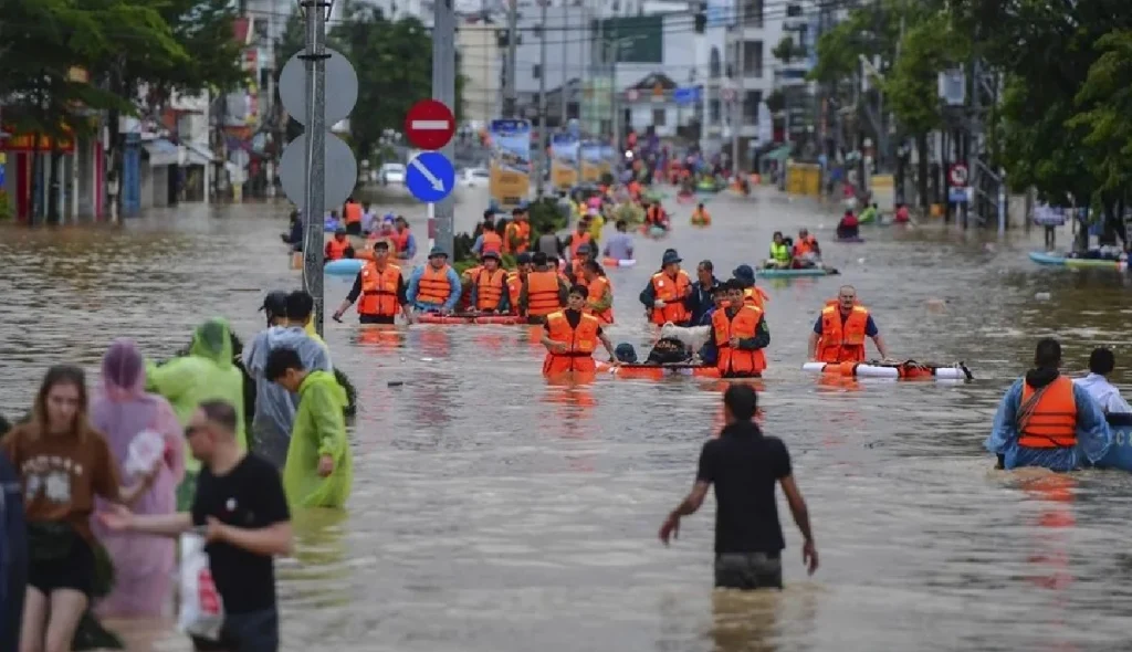 Heavy rains caused floods in Khanh Hoa, Vietnam. Photo: EFE.