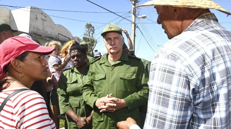 Cuban President listens to residents in Melissa-hit areas of Holguín. Photo: Presidency of Cuba.