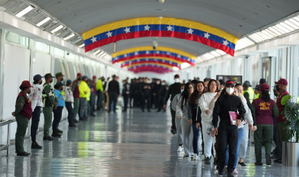 Vuelta a la Patria mission returns 298 Venezuelans from Texas amid emotional reunions