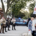 (FILE) Activists demonstrate outside the ICE detention facility in Broadview, Illinois, USA, Oct. 10, 2025. Photo: EFE.