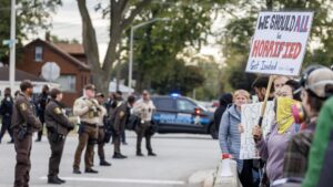 (FILE) Activists demonstrate outside the ICE detention facility in Broadview, Illinois, USA, Oct. 10, 2025. Photo: EFE.