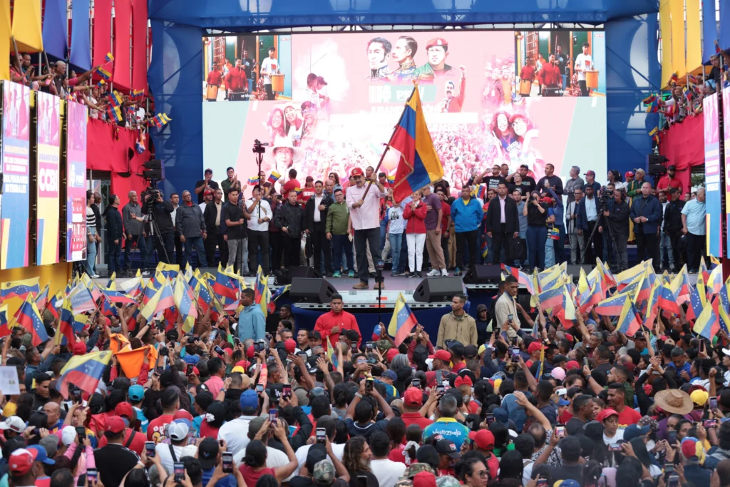 President Maduro Swears Absolute Loyalty to the People at Bolivarian Community Command Swearing