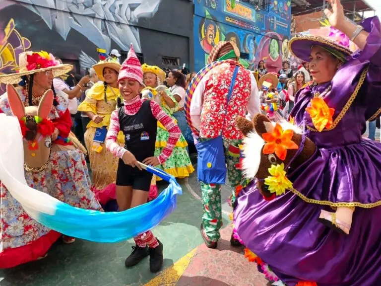 Venezuela Kicks Off Christmas Celebrations with Parades and Street Parties in Community Circuits