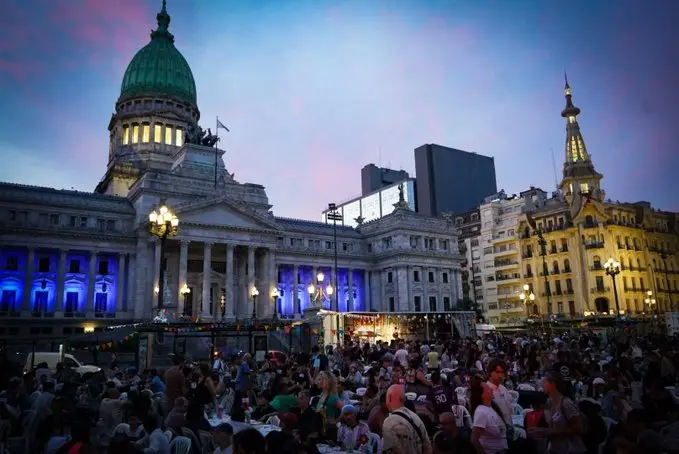 Argentine Groups Host Christmas Dinner for 5,000