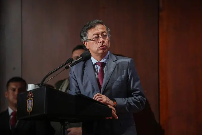 Colombia Restores Flights to Venezuela as Petro Rejects Trump’s Airspace Warning